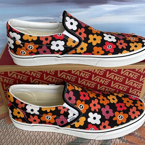 Vans Men’s Classic Slip-On
Flower Print Black/Multi
VN0A3UT7BML
Sneakers - Picture 2 of 16